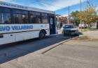 Accidente de tránsito entre un colectivo de la línea 319 y un auto en la esquina de Paso y 9 de julio