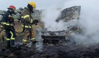 Bomberos Voluntarios acudieron al incendio de un auto en ruta 3 vieja