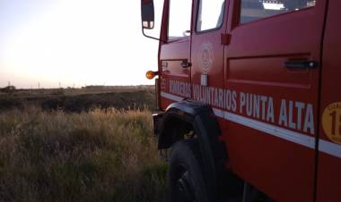 Bomberos Voluntarios de Punta Alta, en apoyo al incendio de pastizales en Baterías