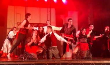 La obra del Taller Municipal de Adultos brilló en su cierre de año en el Teatro Colón