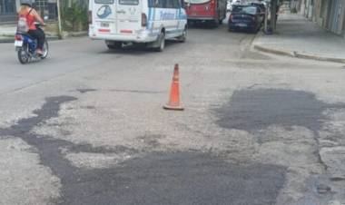 Continúan los trabajos de bacheo en distintos puntos de la ciudad con personal propio y tareas tercerizadas