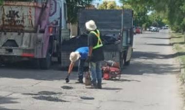 El Municipio de Coronel Rosales continúa el bacheo en toda la ciudad con personal propio y tareas tercerizadas 