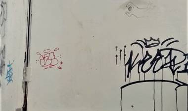 Un joven realizó un graffiti con un marcador en las paredes del registro civil y fue aprehendido