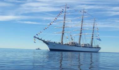 La Fragata Libertad zarpó de Mar del Plata con rumbo a Puerto Belgrano
