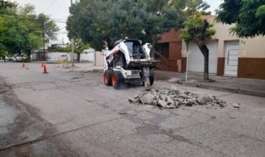 El Municipio realiza importante reparación del hormigón en calle Pellegrini al 700