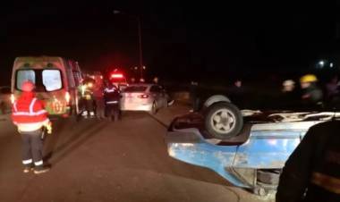 Vuelco de un auto tras un choque en la rotonda de Grunbein
