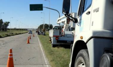 El Municipio gestionó ante Vialidad nuevas luminarias en Puente Naranja y colabora en su colocación 