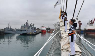 La fragata ARA “Libertad” amarró en El Callao