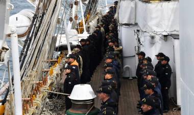 La fragata ARA “Libertad” rindió homenaje a los 44 tripulantes del submarino ARA “San Juan”