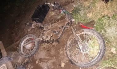 Detuvieron a dos personas por prenderle fuego la moto a un hombre