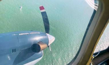 Un avión B-200 de la Armada Argentina participa en la búsqueda de los dos kayakistas desaparecidos en Pinamar