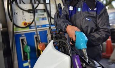 El Gobierno Nacional evalúa subir un impuesto y las naftas podrían aumentar desde el jueves