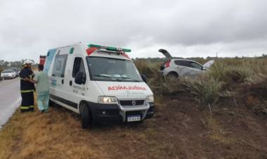 Un auto sufrió un vuelco en cercanías al ingreso a Pehuen Co, cuatro personas resultaron heridas