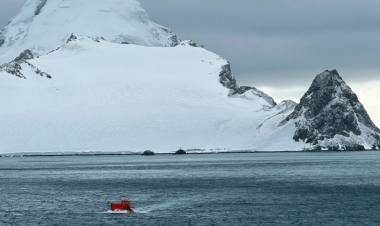 La Base Antártica Conjunta Orcadas recibió al rompehielos ARA “Almirante Irízar”