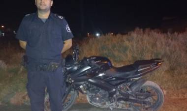 Detuvieron a un hombre que manejaba una moto que había sido robada en Bahía Blanca