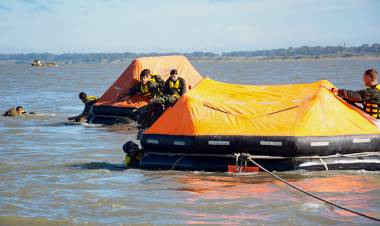 Cadetes de la Escuela Naval realizaron un curso de supervivencia en el mar