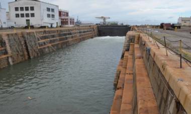 El Astillero Río Santiago entregará dos embarcaciones y la compuerta para el dique 2