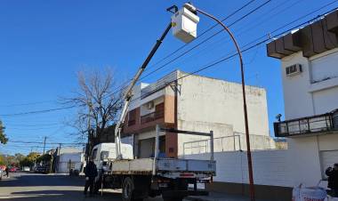 El Municipio de Coronel Rosales inició la colocación de luminarias LED en calle Mitre