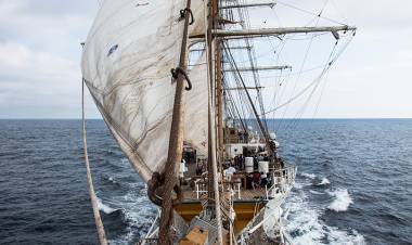 Desplegando las velas de la Fragata ARA “Libertad”