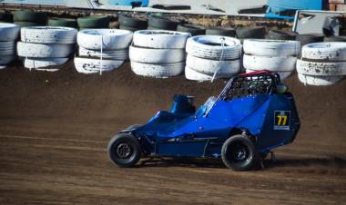 Midget: Guillermo Schmit se baja del auto para ayudar a su hijo Nahuel