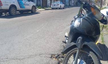 Una mujer cayó de su moto en Roca esquina Urquiza y debió ser hospitalizada 