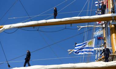 Montevideo recibió a la fragata ARA “Libertad”