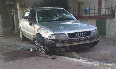 Un auto chocó a otro que estaba estacionado y volcó en la vereda contraria
