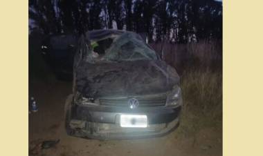 Un auto volcó en la ruta de acceso a Pehuen Co