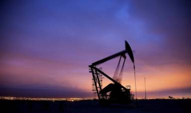 ¿Bajará aún más la nafta? El barril de petróleo vuelve a cotizar a menos de US$ 60