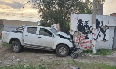 Chocó contra un paredón, y se encerró en la camioneta más de 3 horas para evitar el control de alcoholemia