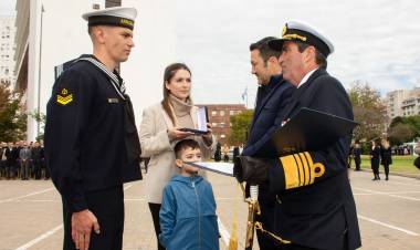 Reconocieron con la “Cruz de Bronce al Mérito Naval” al puntaltense que rescató a tres bañistas