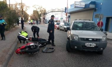 Un motociclista quiso escapar de un control a contramano, chocó y se fracturó una pierna