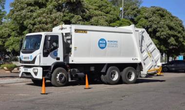 El Municipio de Coronel Rosales presentó un nuevo camión compactador para la recolección de residuos