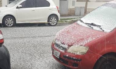 Una lluvia de pequeño granizo sorprendió a todo el distrito