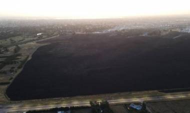 Bomberos de la Base Naval brindaron apoyo en el incendio de los terrenos del Ejército en Bahía Blanca