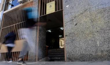 Detuvieron a un hombre acusado de abusar de sus dos hijas en Villa Arias