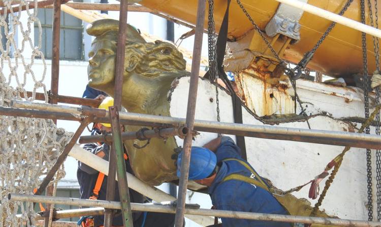 Se realizan reparaciones en el mascarón de proa de la fragata ARA “Libertad”