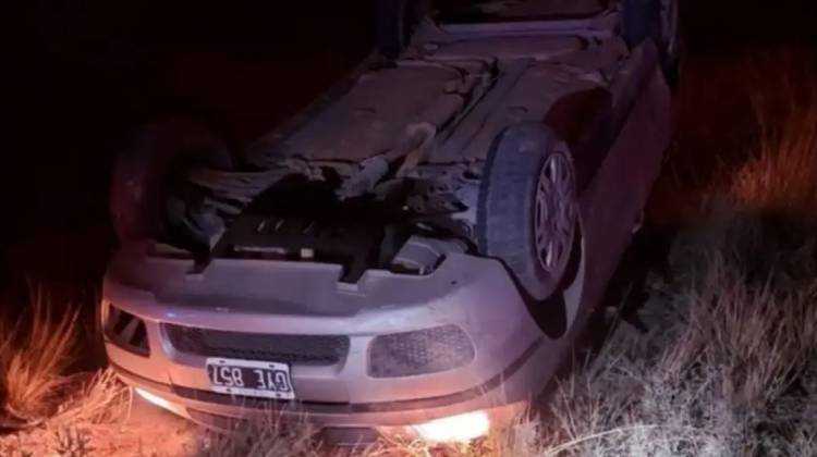 En Bahía Blanca volcó un auto con 14 personas dentro