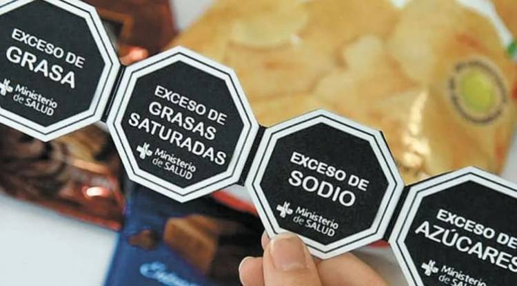 La ANMAT prohibió publicitar comida para niños con sellos precautorios