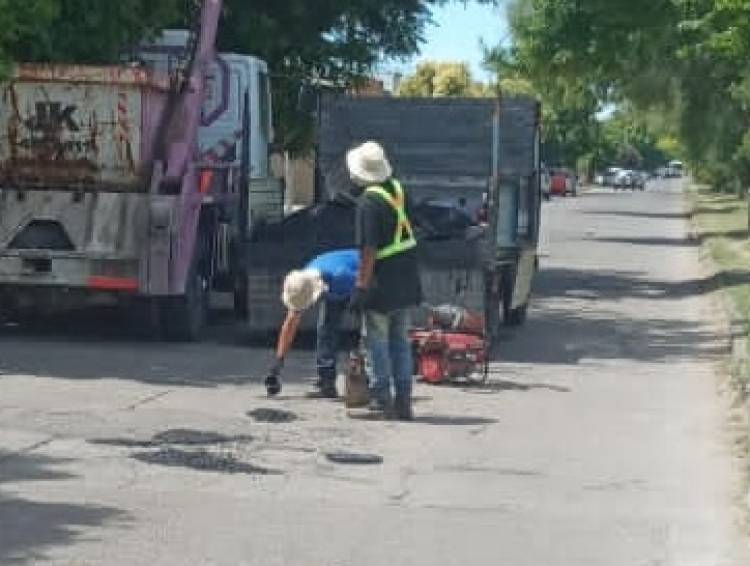 El Municipio de Coronel Rosales continúa el bacheo en toda la ciudad con personal propio y tareas tercerizadas 