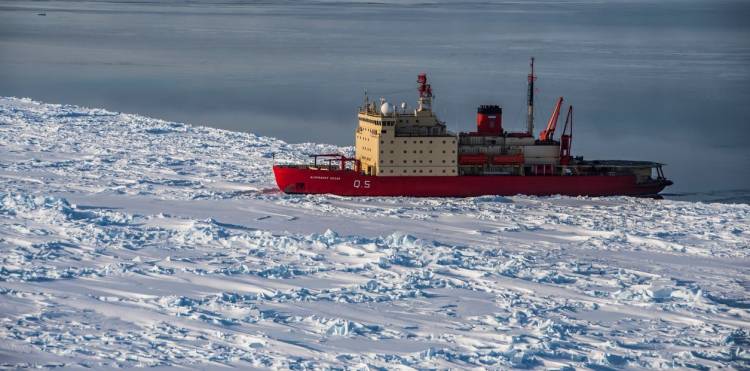 Un iceberg gigante que se desprendió de la Antártida podría afectar el trayecto del Rompehielos Irízar
