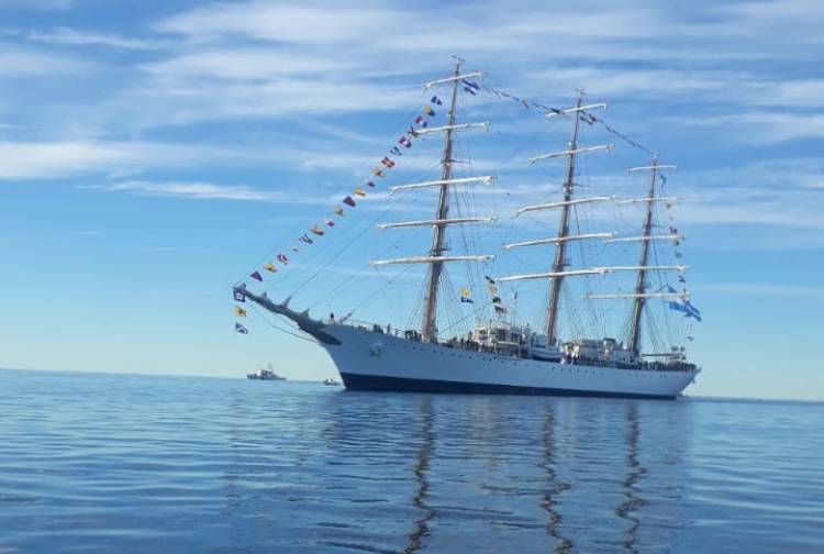 La Fragata Libertad zarpó de Mar del Plata con rumbo a Puerto Belgrano