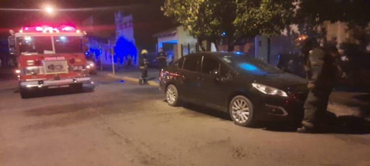 Bomberos Voluntarios acudieron al incendio de un auto