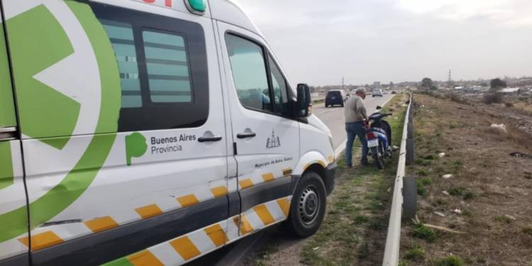 Dos mujeres que iban en una moto se cayeron en la ruta 3 por una ráfaga de viento