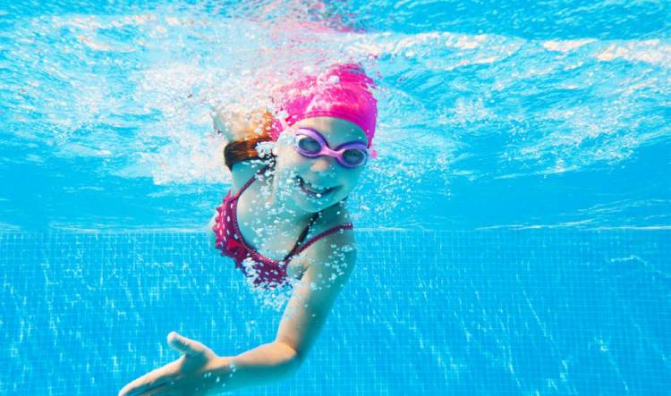 El Municipio de Coronel Rosales continúa dictando clases gratuitas de Natación a niños y adultos mayores