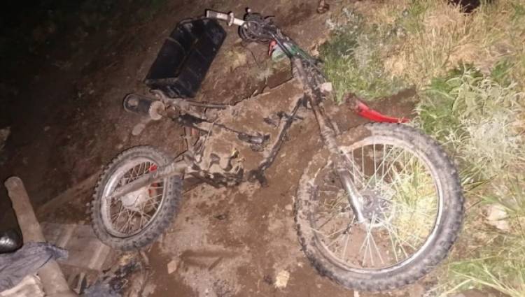 Detuvieron a dos personas por prenderle fuego la moto a un hombre