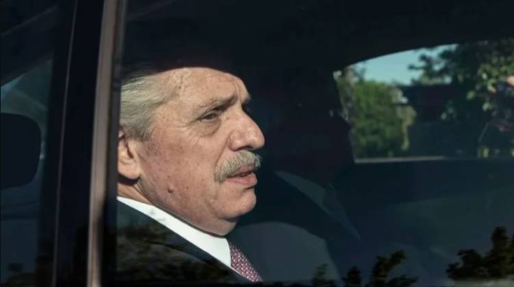 Derogaron el decreto que había firmado Alberto Fernández para asegurarse custodia en el exterior