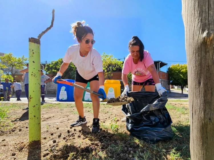 Se realizó la limpieza y acondicionamiento de la Plaza del Barrio Gottling