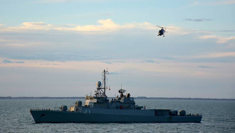 La corbeta ARA “Espora” patrulla la milla 200