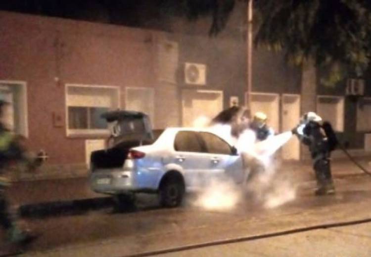Incendio intencional de un auto convocó a los Bomberos Voluntarios